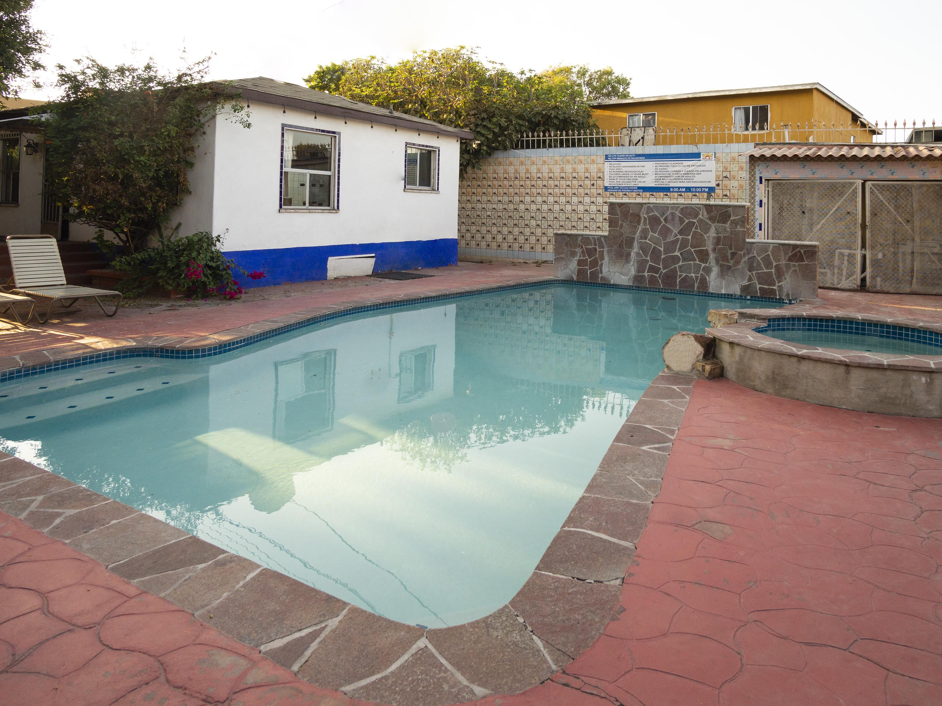 Oyo Hotel Hacienda Don Luis, Росарито Екстериор снимка A swimming pool in a private backyard