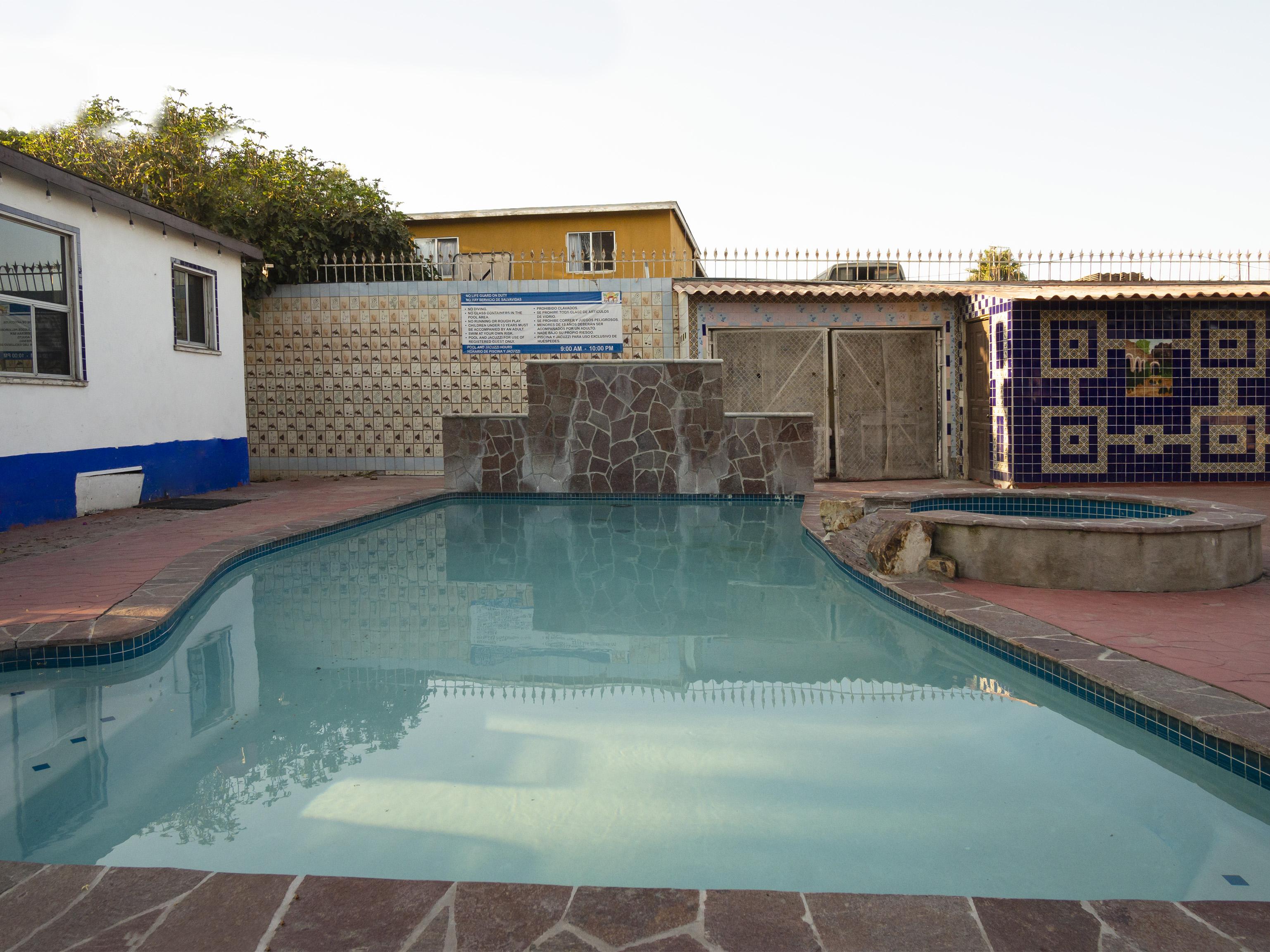 Oyo Hotel Hacienda Don Luis, Росарито Екстериор снимка A swimming pool in a house in Soweto, South Africa