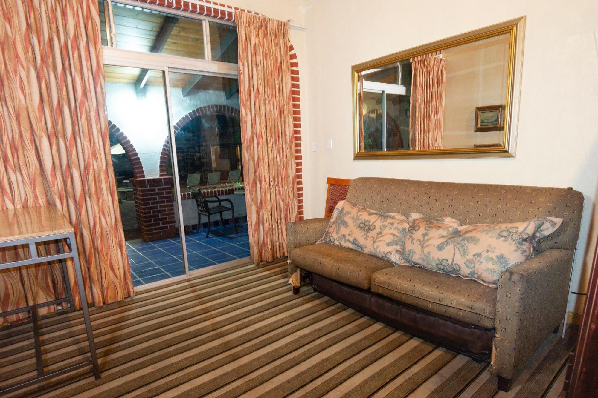Oyo Hotel Hacienda Don Luis, Росарито Екстериор снимка A room at the hotel